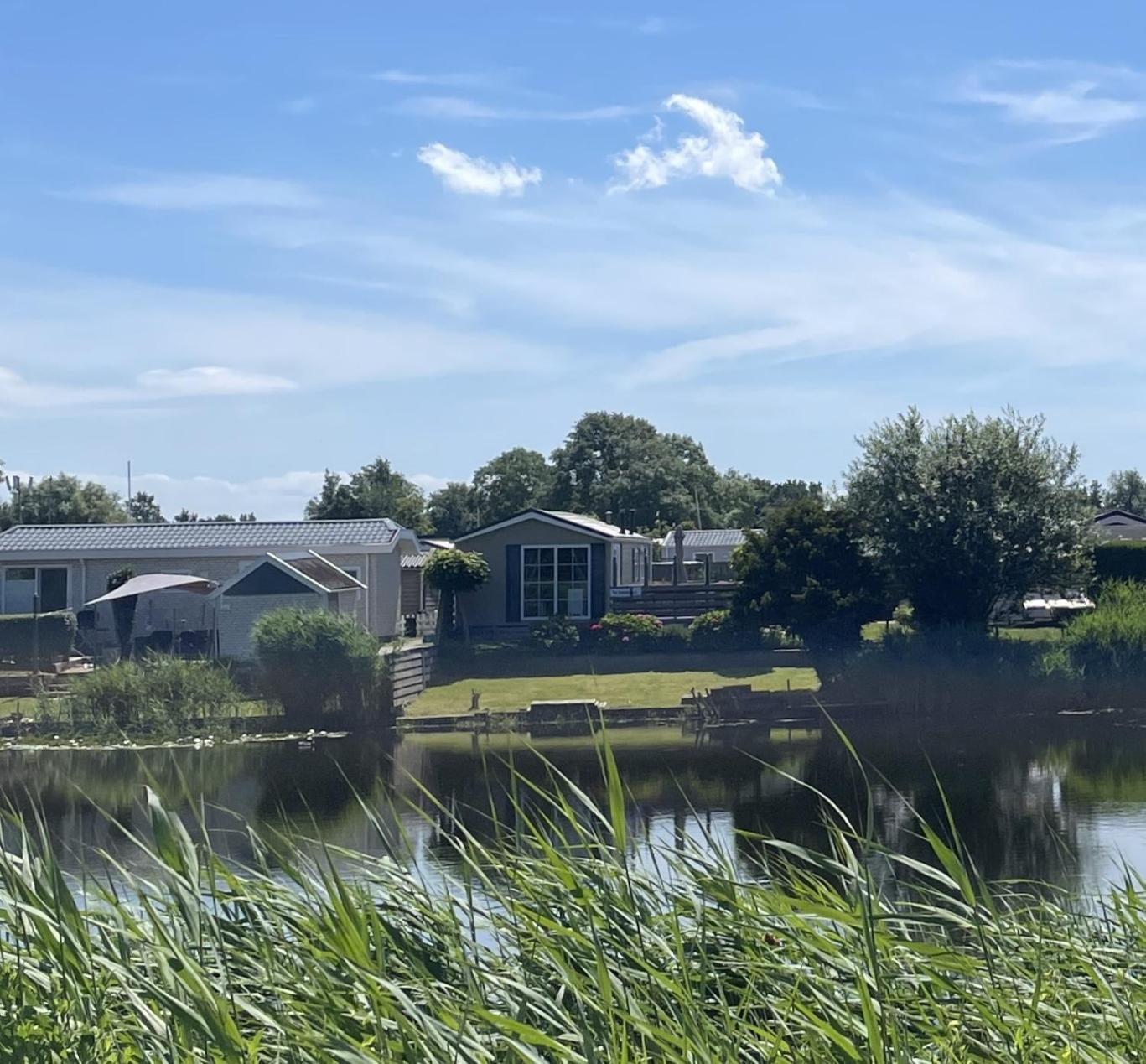 Chalet Makkum C99B Met Prive Gelegen Tuin Aan Het Water Ngoại thất bức ảnh