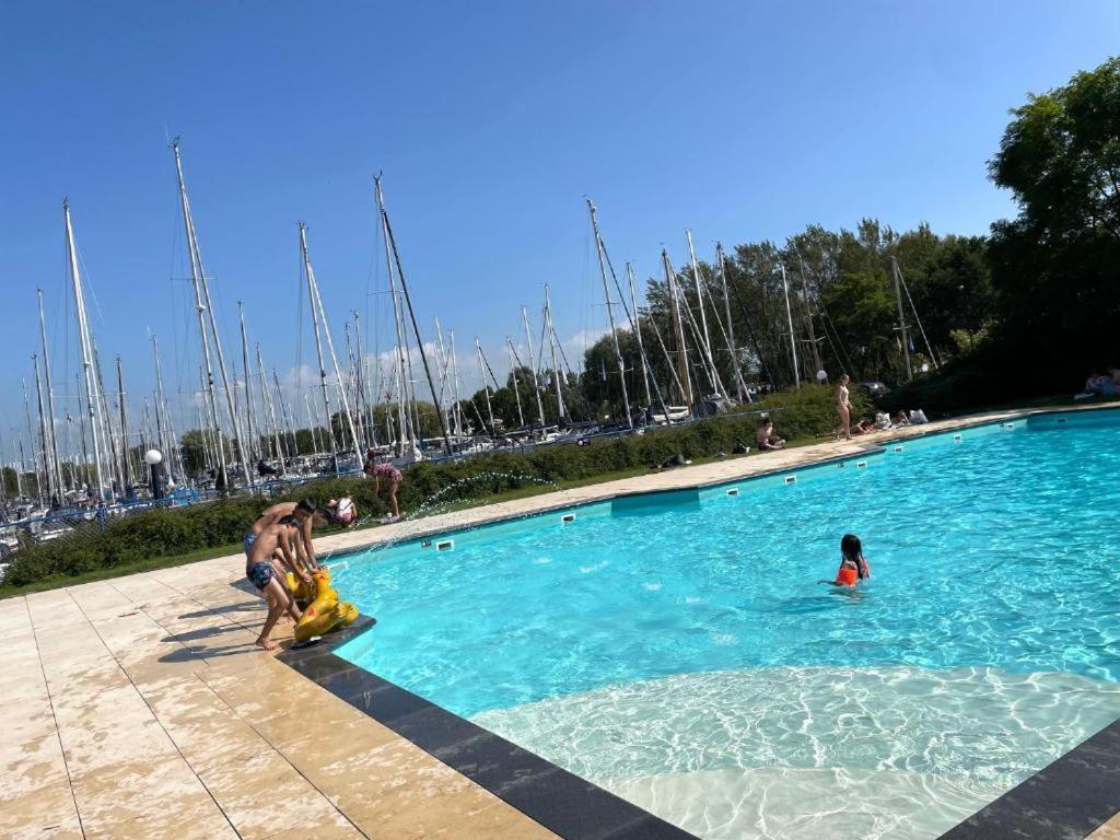 Chalet Makkum C99B Met Prive Gelegen Tuin Aan Het Water Ngoại thất bức ảnh