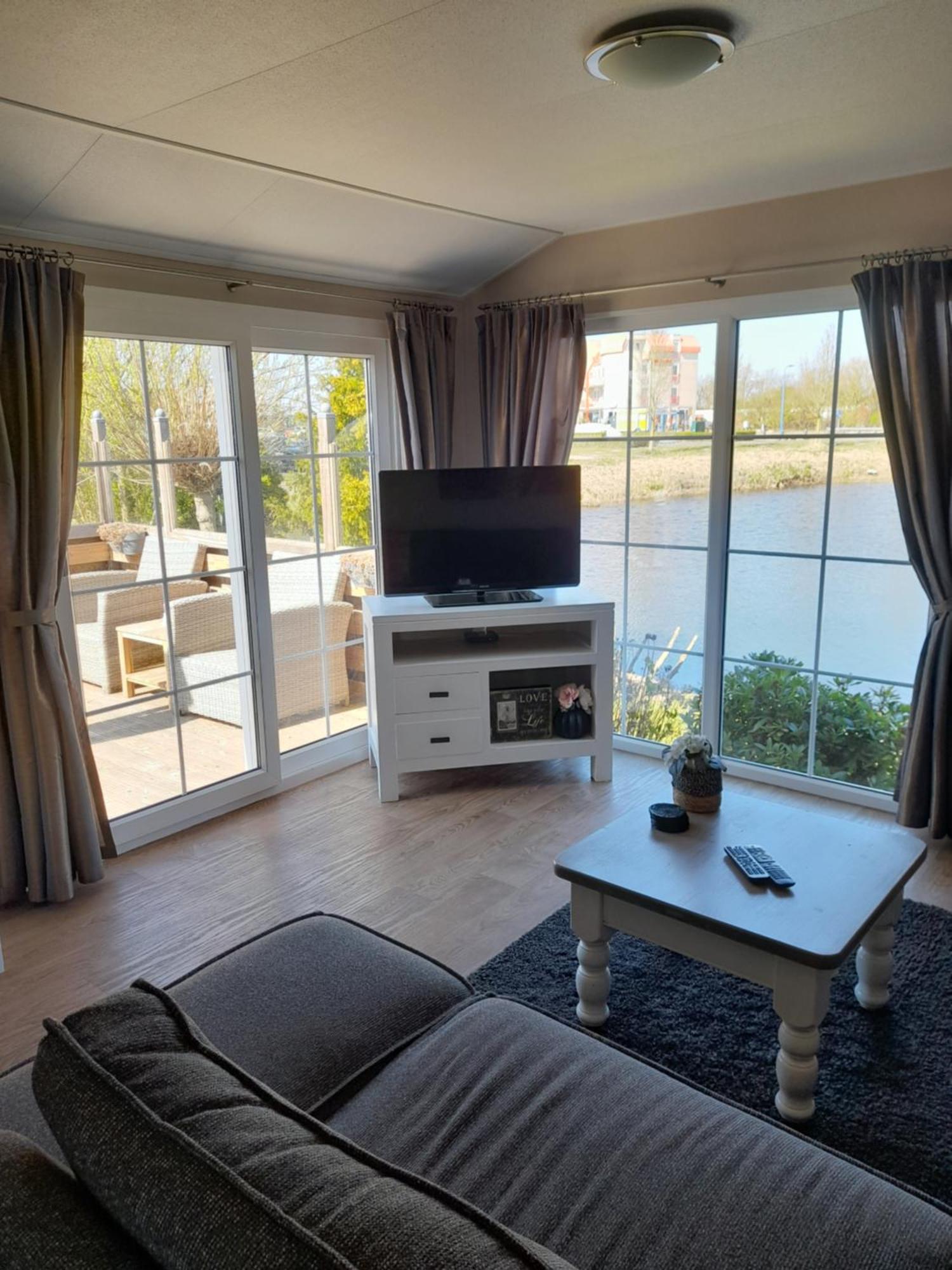 Chalet Makkum C99B Met Prive Gelegen Tuin Aan Het Water Ngoại thất bức ảnh