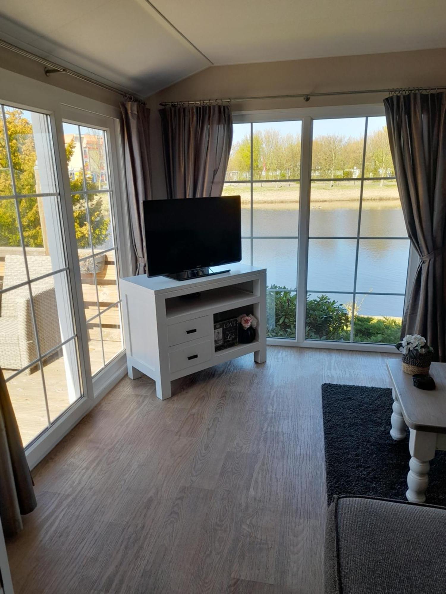 Chalet Makkum C99B Met Prive Gelegen Tuin Aan Het Water Ngoại thất bức ảnh